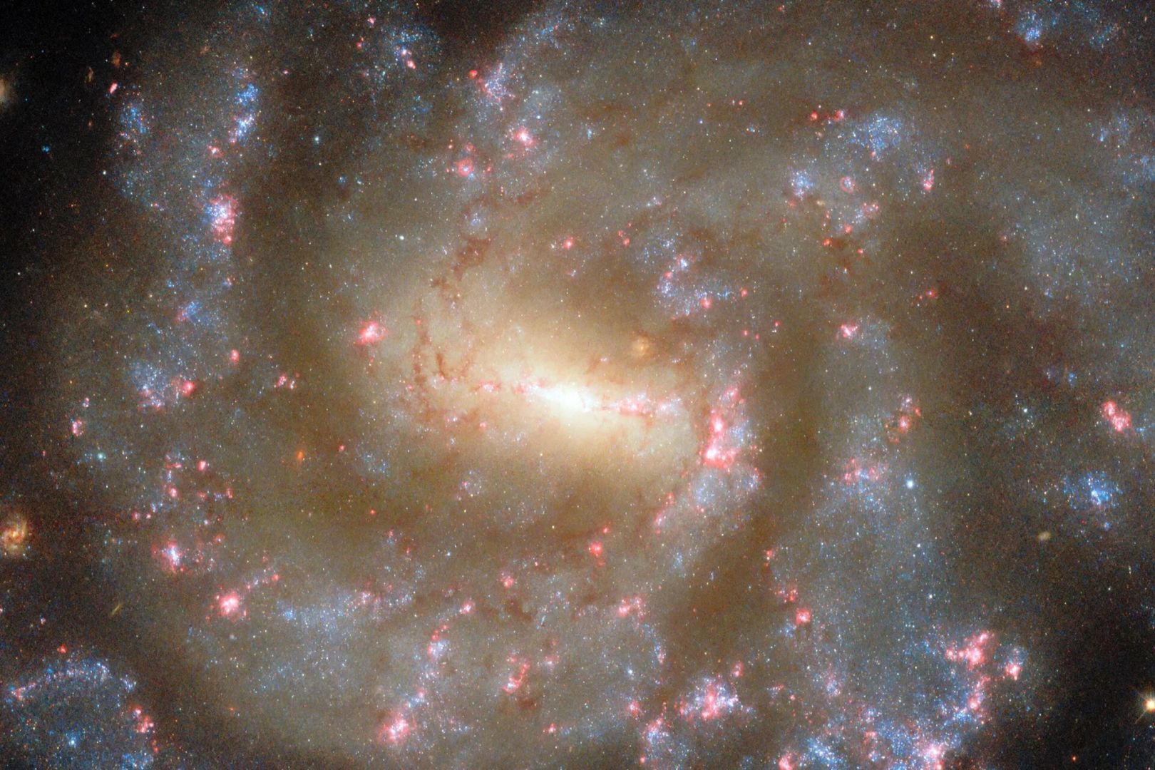 «Звездная фабрика» во всей красе — почему снимок обычной галактики взволновал астрономов