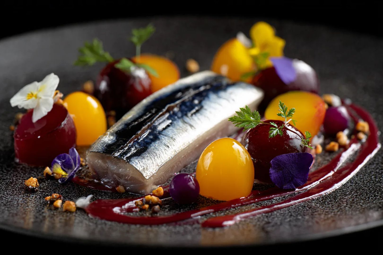 Просто заворачиваю селёдку в газету и убираю на ночь: утром рыба как малосольная из ресторана — бабушкин метод работает