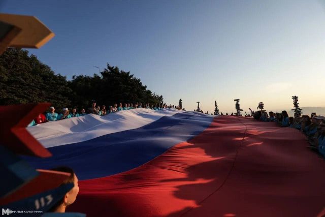 В День флага на Машуке развернули триколор площадью 108 квадратных метров