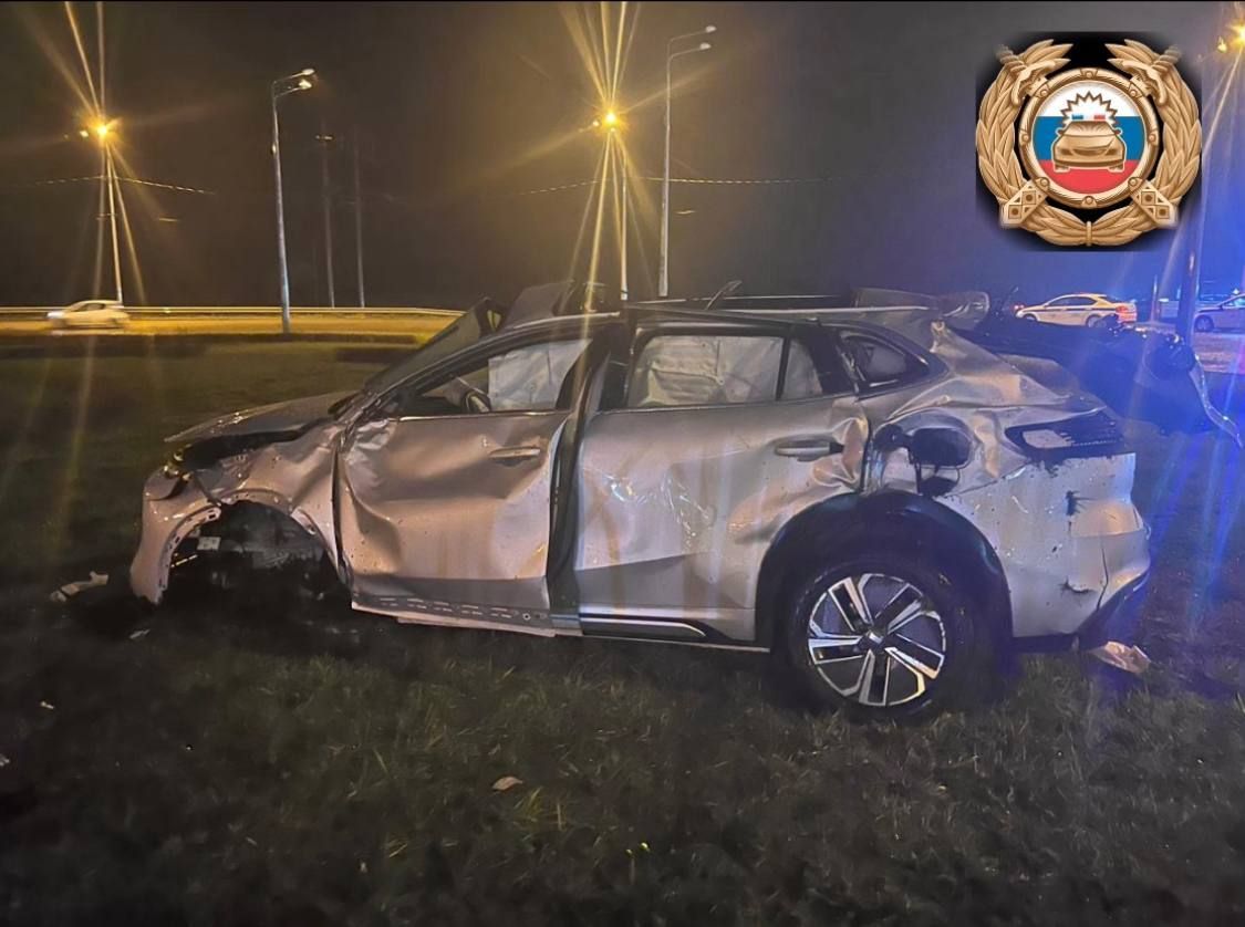 Иномарка опрокинулась после столкновения с бетонным ограждением в Ставрополе