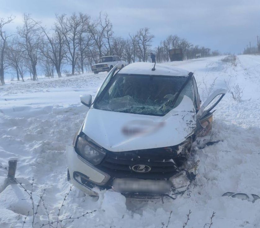 Выезд на встречку стал причиной аварии с двумя пострадавшими на трассе Ставрополья