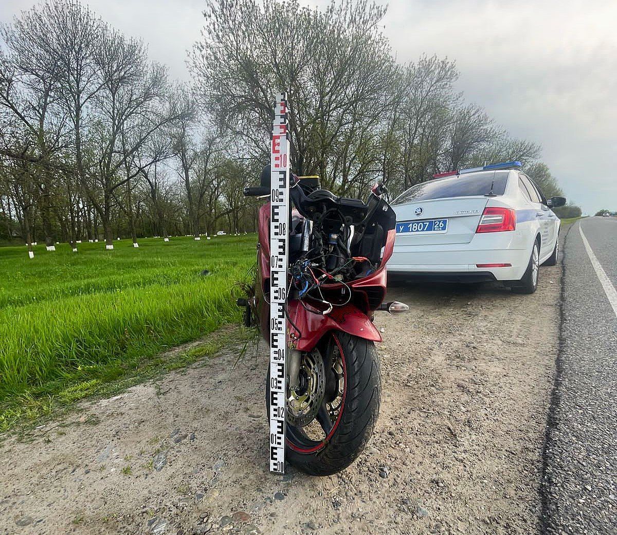 Два юноши перевернулись на мотоцикле