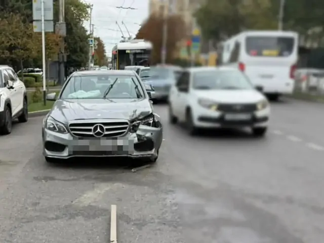 В Ставрополе при столкновении Hyundai и Mercedes пострадал один из водителей