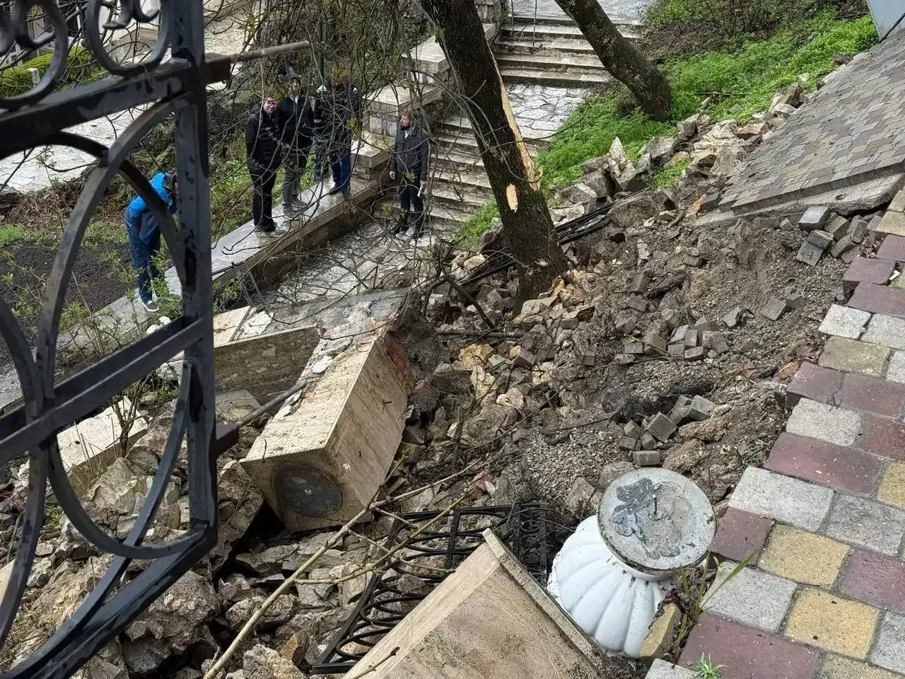 Тротуар и подпорная стена санатория обрушились в Пятигорске из-за дождей