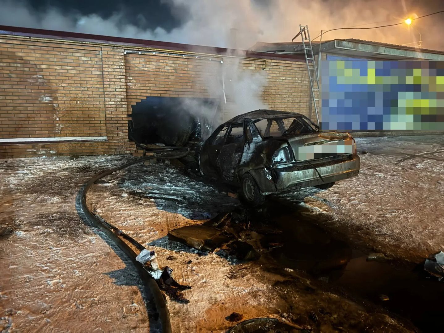 В Георгиевске легковушка влетела в забор и загорелась