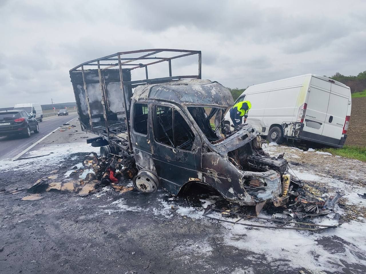 «Газель» загорелась на трассе в Ставропольском крае