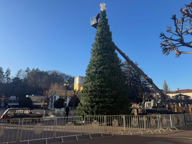 В Кисловодске завершают установку главной новогодней ели