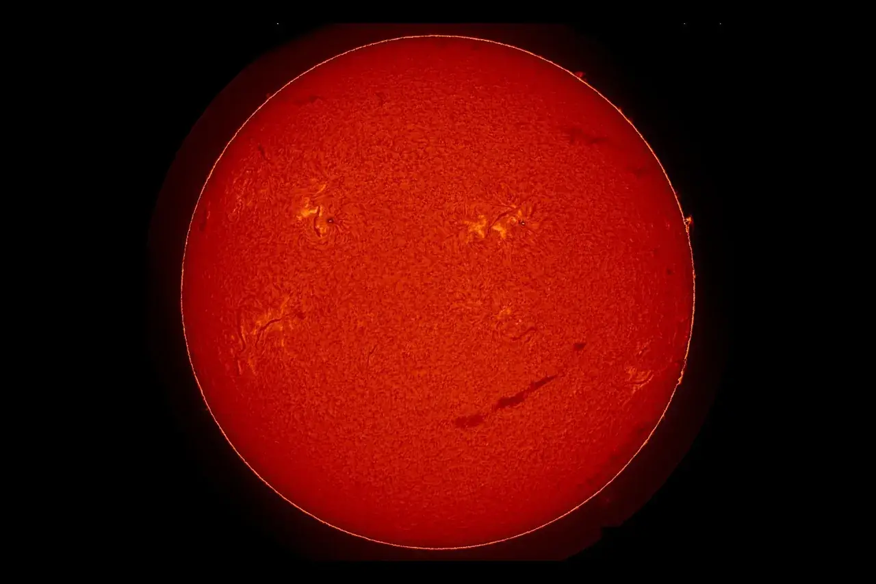 На Солнце появился огромный смайлик