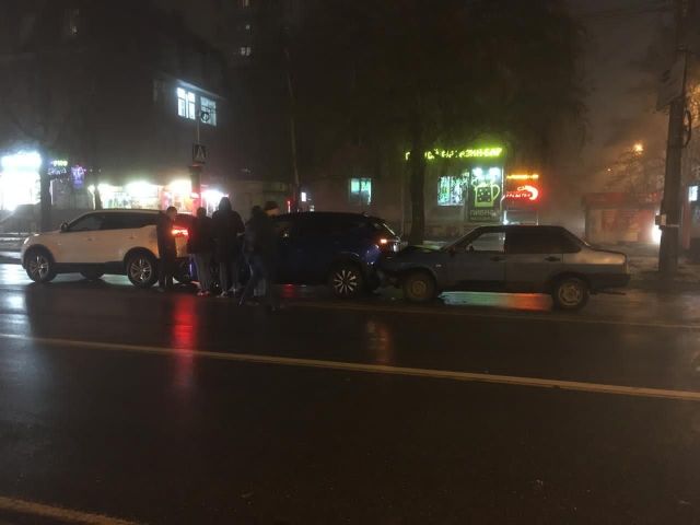 В Ставрополе несоблюдение безопасной дистанции привело к тройному ДТП В Ставрополе несоблюдение безопасной дистанции привело к тройному ДТП