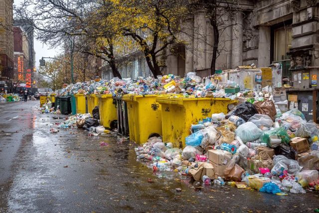 Что будет, если не платить за вывоз мусора: юрист назвал реальные последствия и сроки
