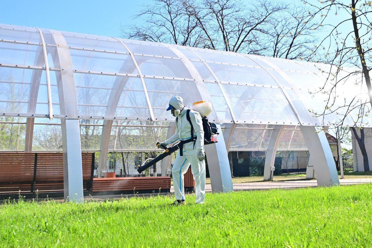 В Буденновске начали обрабатывать от клещей зеленые зоны