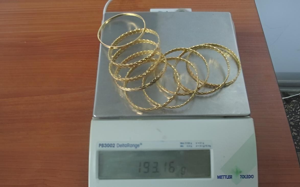 Россиянка вернулась из Турции с браслетами и заработала уголовное дело