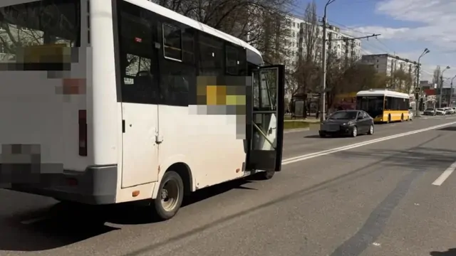 Пассажирка пострадала из-за экстренного торможения маршрутки в Ставрополе
