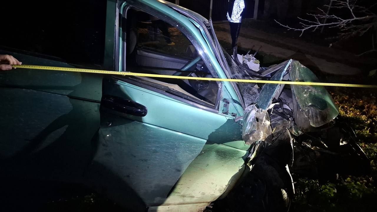 На Ставрополье легковушка влетела в дерево