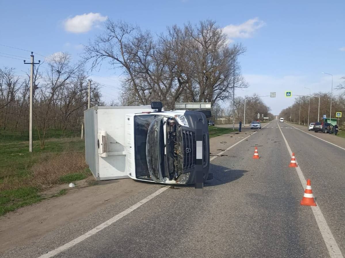 «Газель» опрокинулась после столкновения с легковушкой