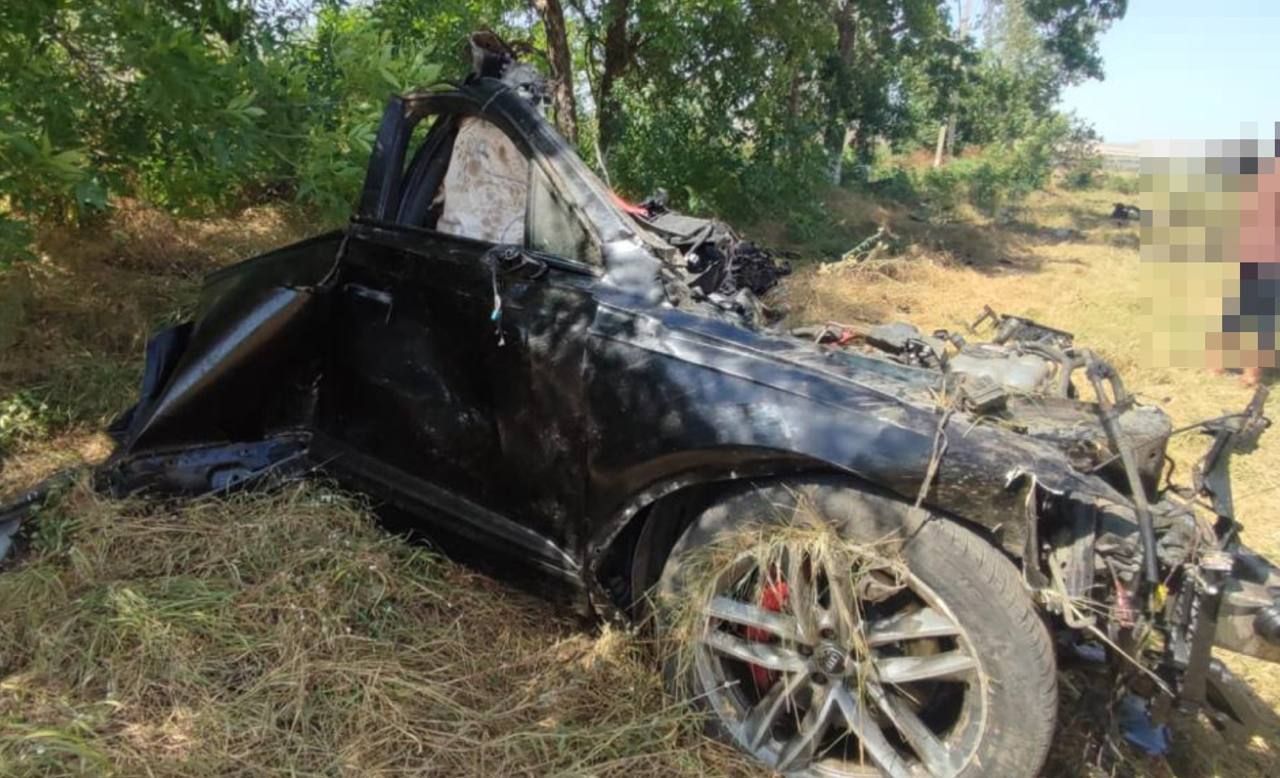 КамАЗ смял легковушку на Ставрополье, погиб водитель