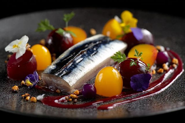 Просто заворачиваю селёдку в газету и убираю на ночь: утром рыба как малосольная из ресторана — бабушкин метод работает