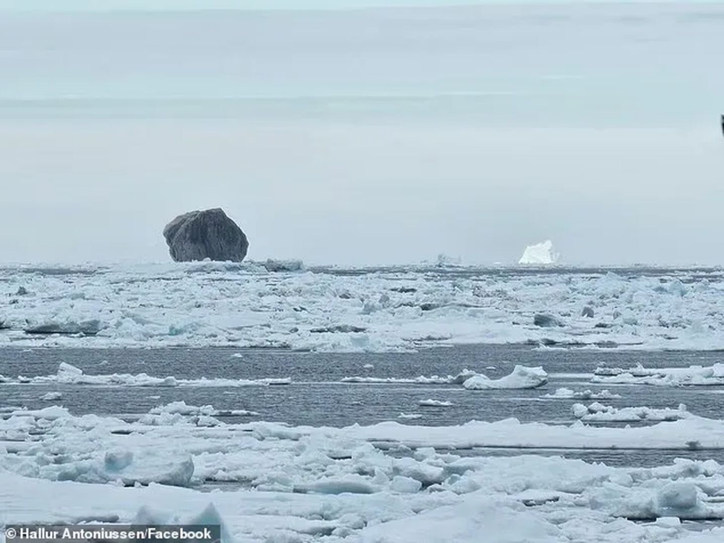 Рыбак был сбит с толку, наткнувшись на черный айсберг размером с три дома