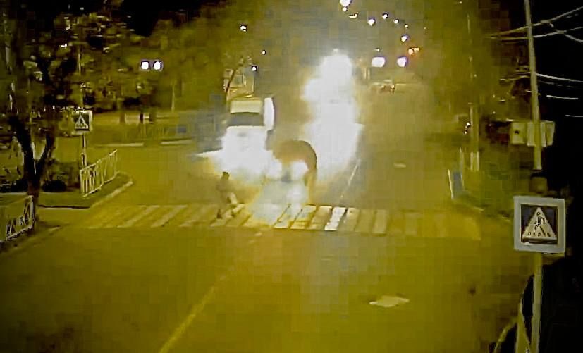 В Невинномысске подросток сбил пешехода, момент ДТП попал на видео