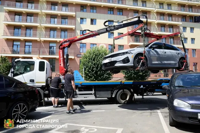 Десятки машин эвакуировали в Ставрополе за неправильную парковку