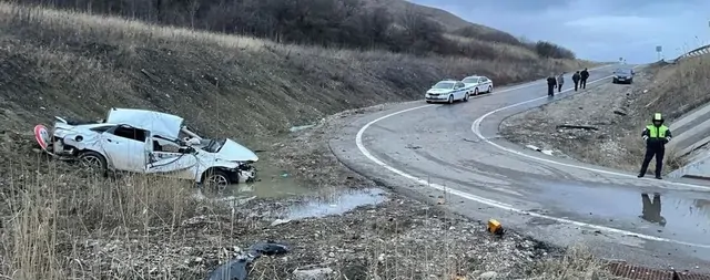 На КМВ иномарка слетела с трассы в кювет, погиб водитель