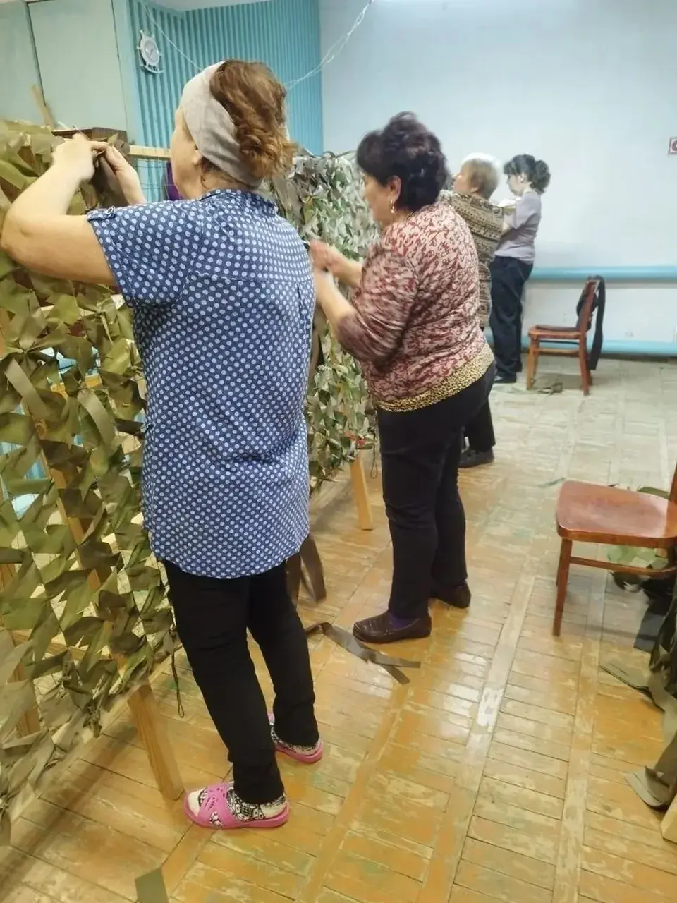 Полторы тысячи маскировочных сетей сплели волонтеры Ипатовского округа