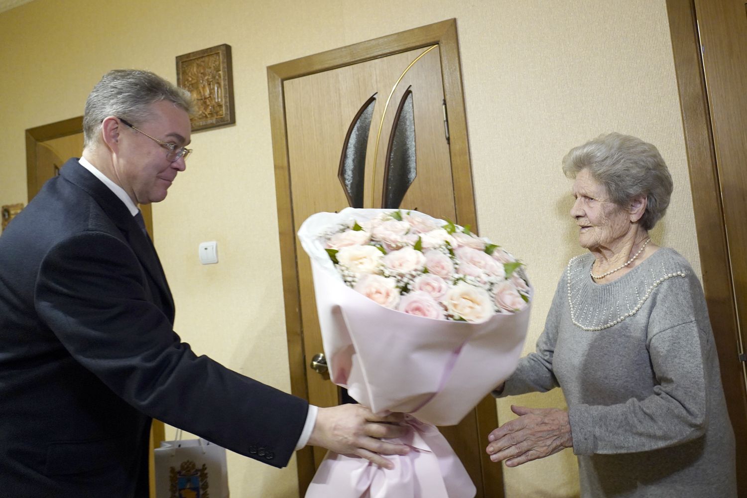 Губернатор Ставрополья поздравил жительницу краевой столицы с вековым юбилеем