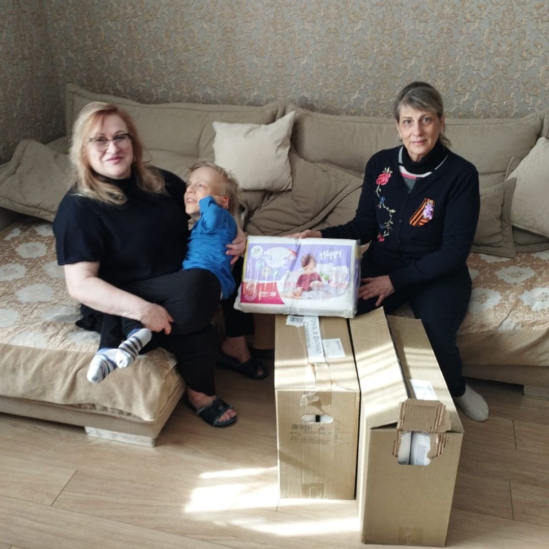 Семьи детей-инвалидов получили средства ухода от благотворителей