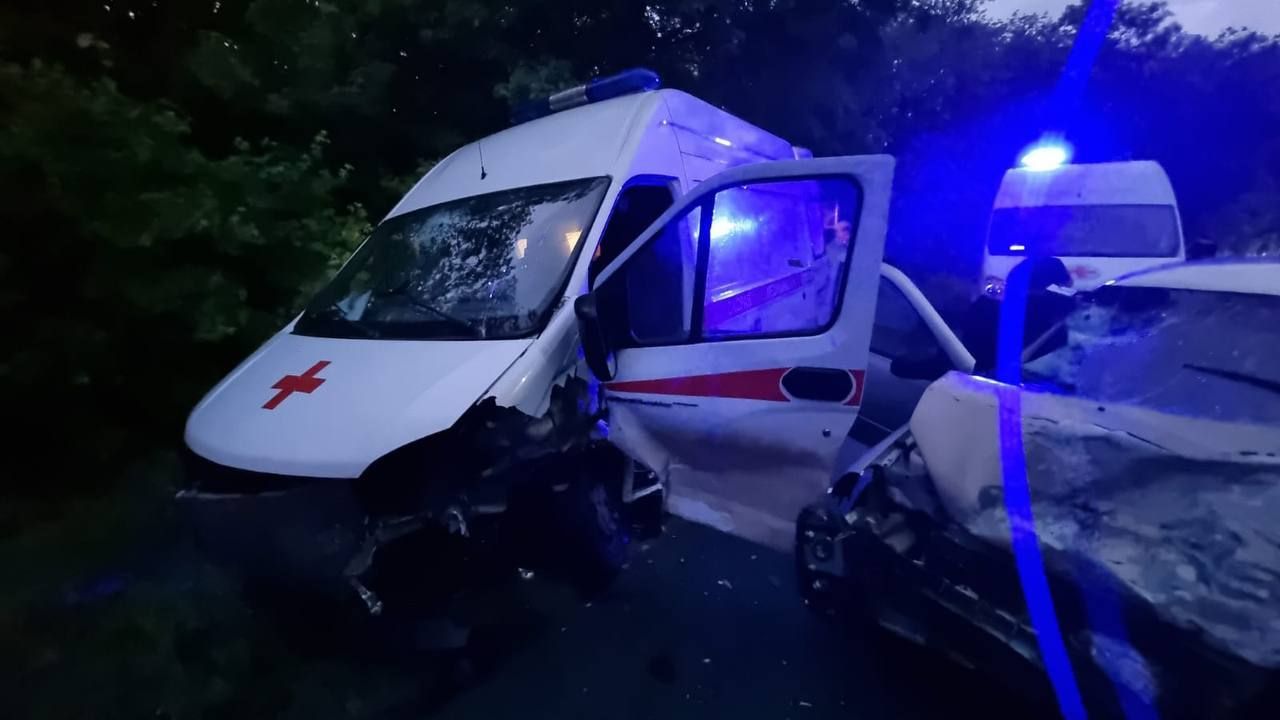 «Лада» вылетела на встречку и столкнулась с машиной скорой помощи: четверо пострадавших