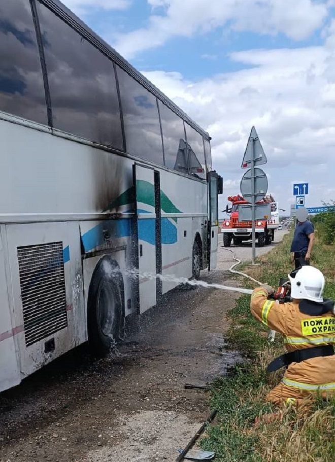 Пассажирский автобус загорелся во время движения на Ставрополье