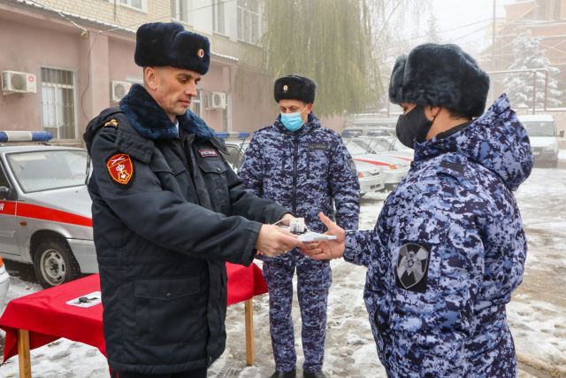 На Ставрополье сотрудникам Росгвардии вручили ключи от новых патрульных автомобилей На Ставрополье сотрудникам Росгвардии вручили ключи от новых патрульных автомобилей