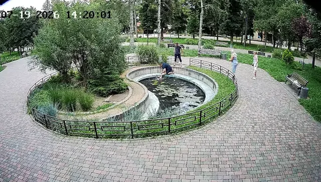В Ессентуках спасли упавшего в пруд ребёнка В Ессентуках спасли упавшего в пруд ребёнка