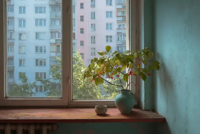 В хрущёвках 1958 года подоконники делали шире на 12 см — не для красоты: вот зачем на самом деле