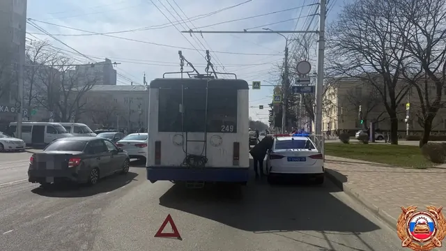 Иномарка столкнулась с троллейбусом в центре Ставрополя