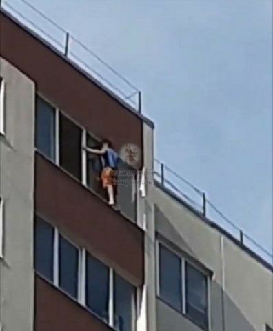 В Ставрополе мужчина больше часа пробыл на карнизе 16-ого этажа В Ставрополе мужчина больше часа пробыл на карнизе 16-ого этажа