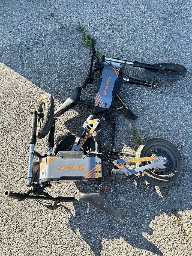 В Ессентуках двое детей на электровелосипедах попали под колеса авто во дворе