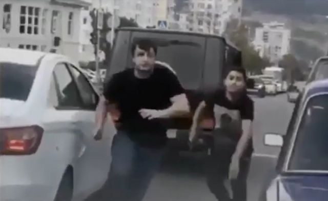 В Кисловодске на дороге двое мужчин повздорили, один из них угрожал ножом другому В Кисловодске на дороге двое мужчин повздорили, один из них угрожал ножом другому