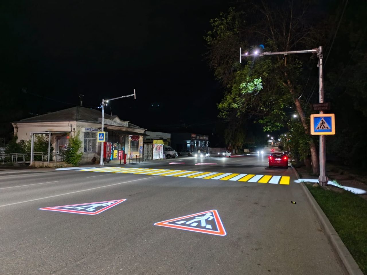 В Ессентуках установили 5 проекционных пешеходных переходов