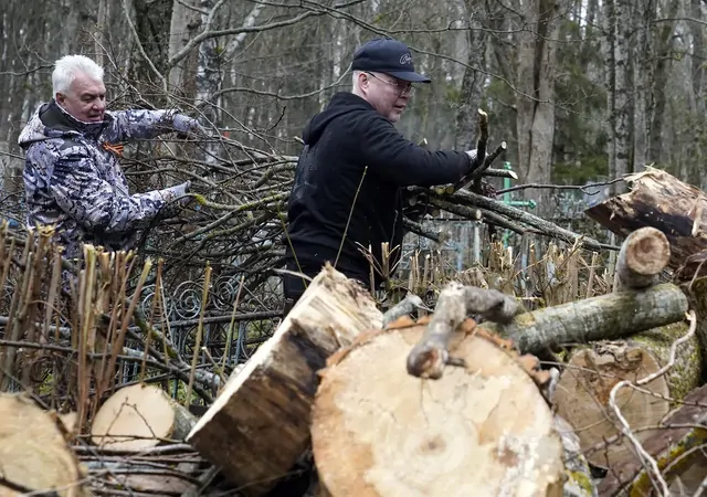 Губернатор Владимиров принял участие в субботнике на Даниловском кладбище Ставрополя