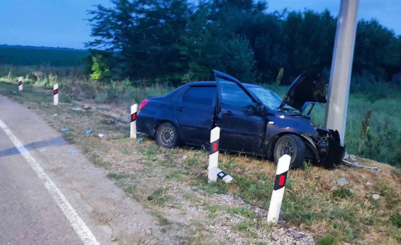 На Ставрополье авто влетело в столб: пострадали двое