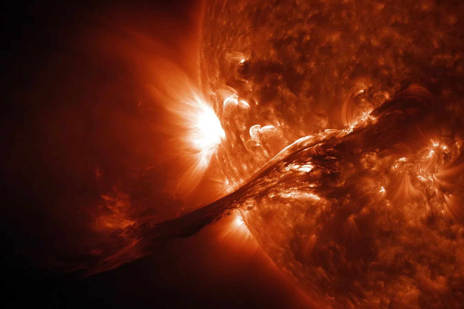 7 ноября: два облака солнечной плазмы ударят по Земле одновременно