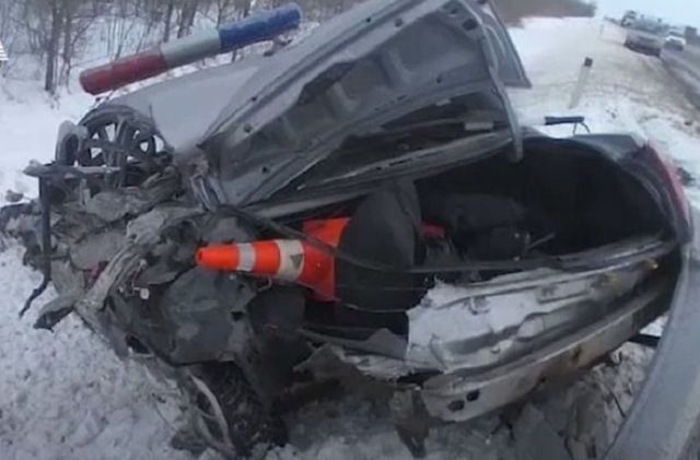 Видео: На Ставрополье грузовик протаранил машину ДПС с полицейскими Видео: На Ставрополье грузовик протаранил машину ДПС с полицейскими