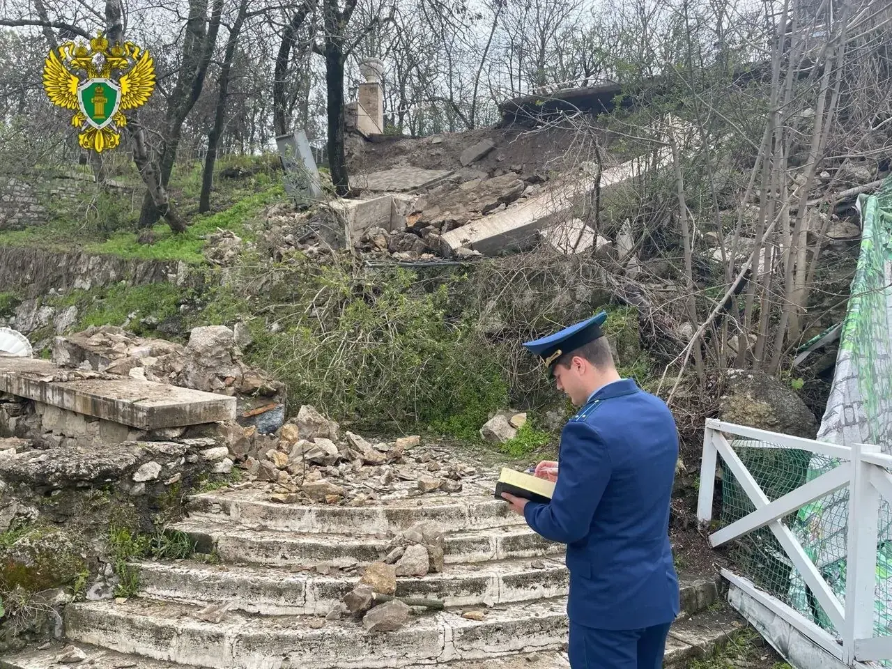 Прокуратура проверяет обрушение грунта и подпорной стены в Пятигорске