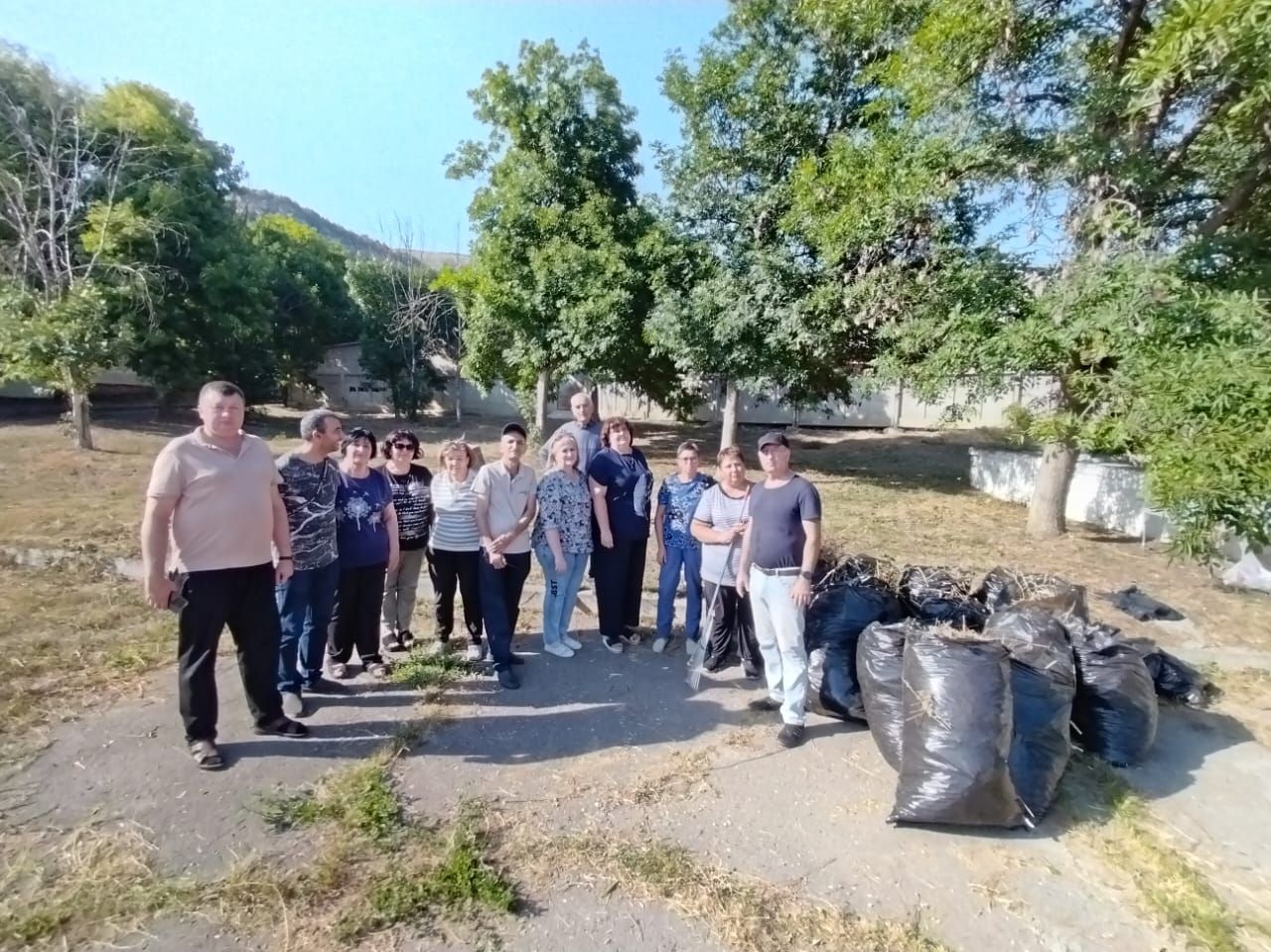 Активисты Кисловодска провели уборку на мемориале «Жертвам фашизма»