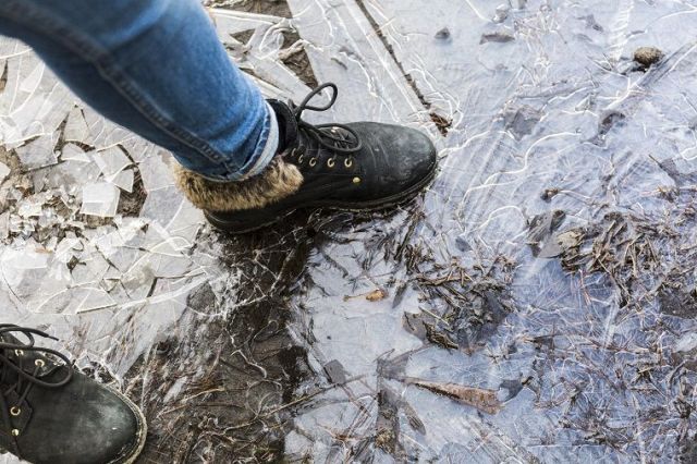 Мужчину, решившего сократить дорогу через озеро, вытащили из-подо льда в Ессентуках