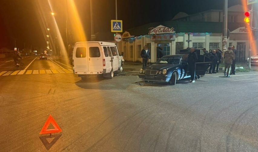 Бесправник на «Мерседесе» столкнулся с пассажирской «ГАЗелью» в Кочубеевском округе