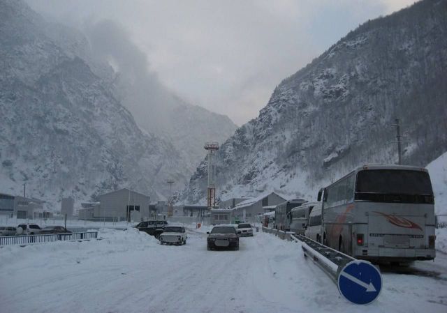 Движение большегрузов запрещено на границе с Грузией в Верхнем Ларсе
