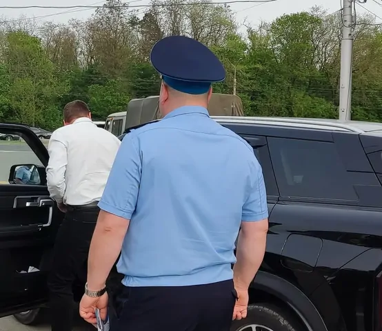 Больше полумиллиона рублей долгов погасила ставропольская компания, чтобы спасти от ареста служебный БМВ Х5