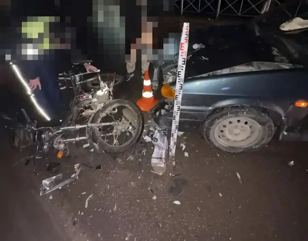 Двое парней пострадали при столкновении мопеда и легковушки на Ставрополье