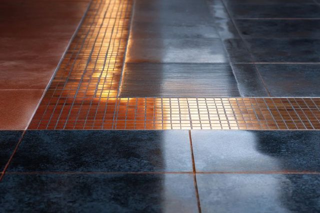 Тёплый пол монтировать не буду: нашёл копеечную альтернативу из строительного магазина — эффект тот же